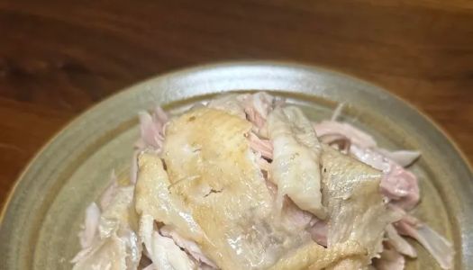 An extremely simple appetizer - shredded salted chicken thighs