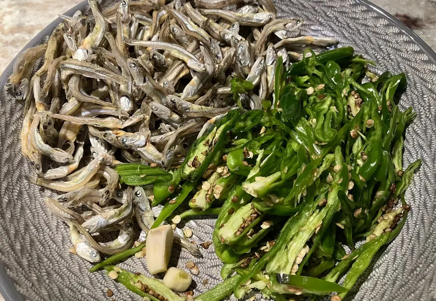 Yanbian flavored small fish with green pepper step 0