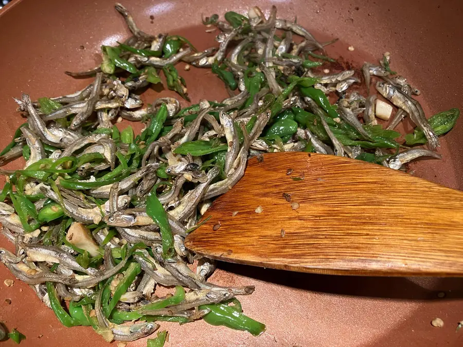 Yanbian flavored small fish with green pepper step 0