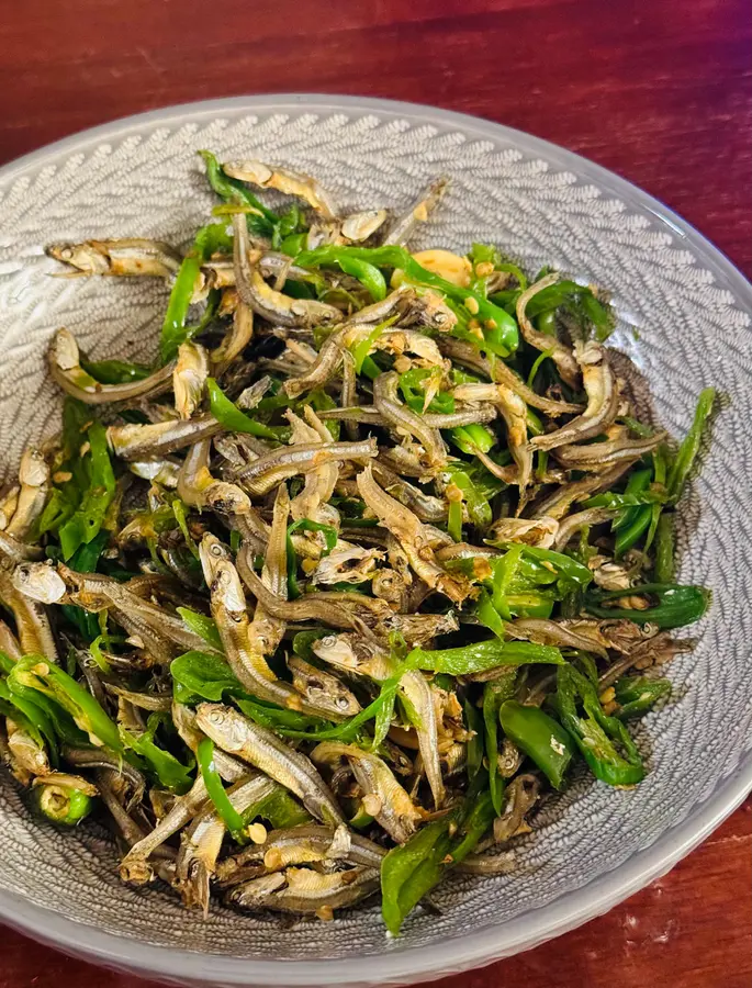 Yanbian flavored small fish with green pepper step 0