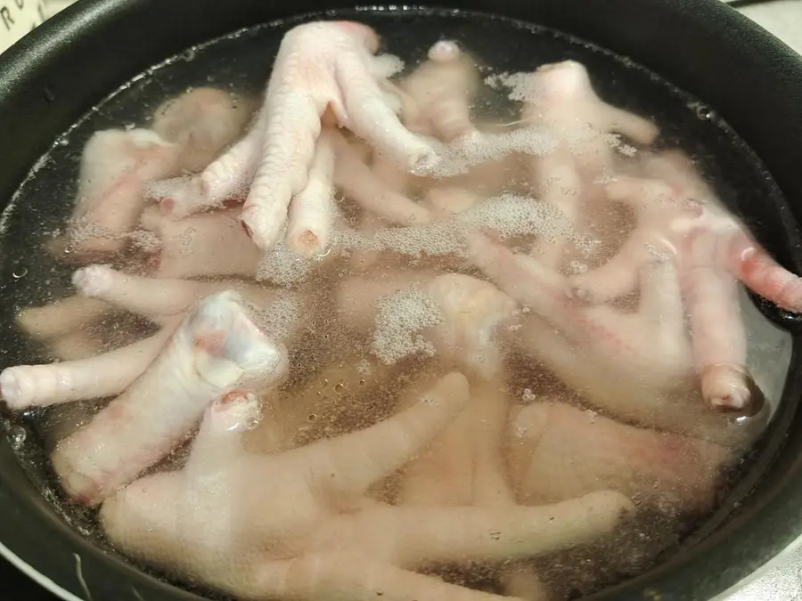 Spicy chicken feet in sauce step 0