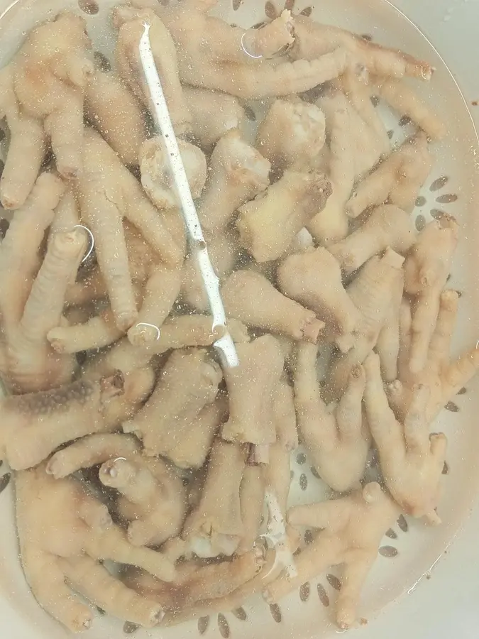 Spicy chicken feet in sauce step 0