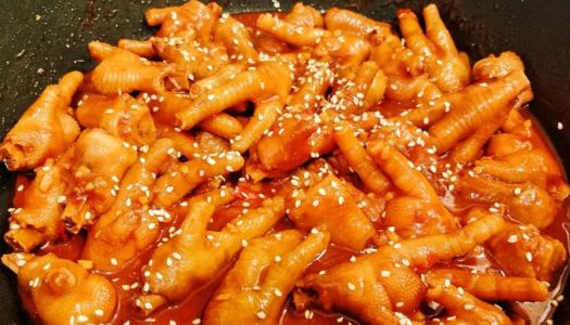 Spicy chicken feet in sauce