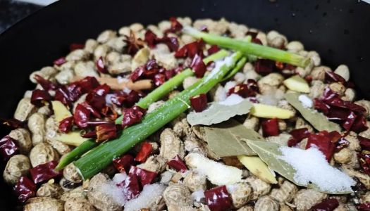 Five-spice stewed peanuts are essential for summer wine