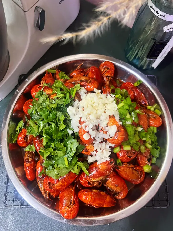 A classic recipe for spicy garlic crayfish