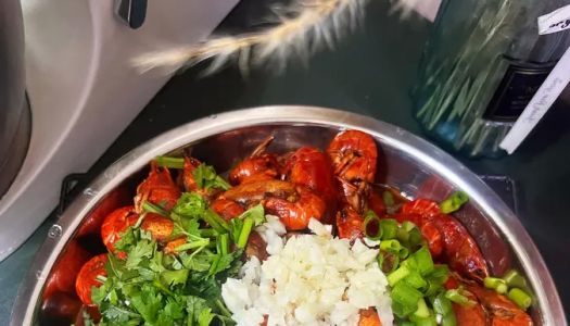 A classic recipe for spicy garlic crayfish