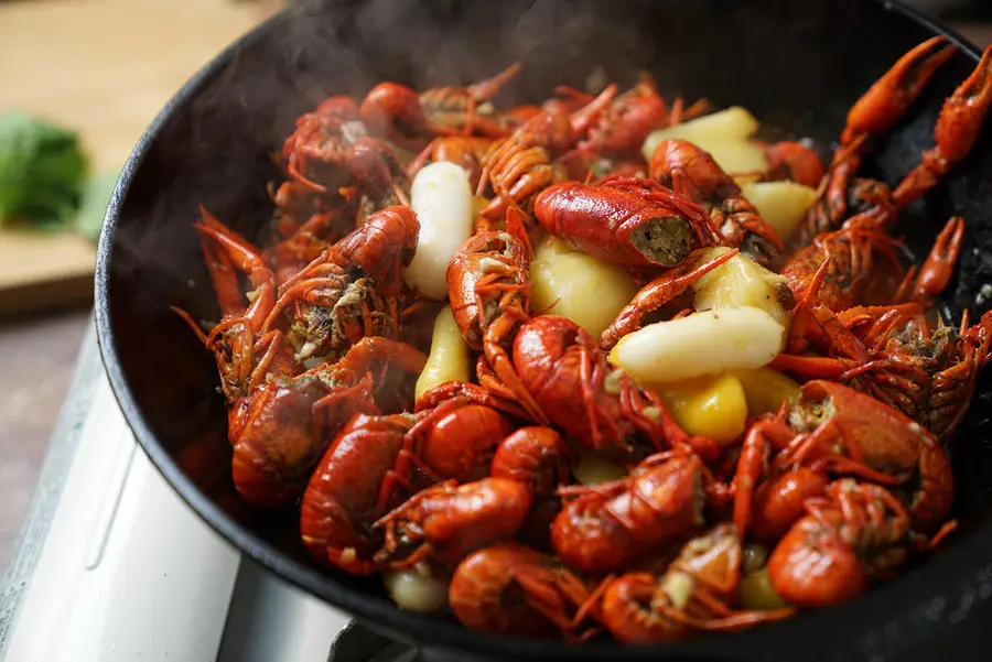 Crayfish with garlic butter step 0