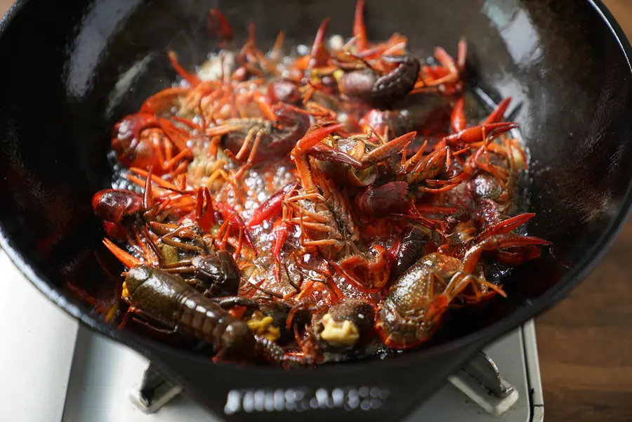 Crayfish with garlic butter step 0