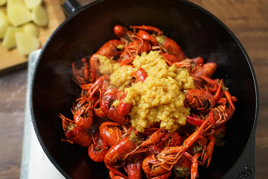 Crayfish with garlic butter step 0