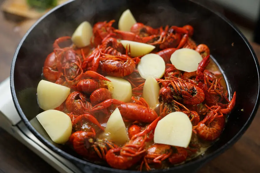 Crayfish with garlic butter step 0