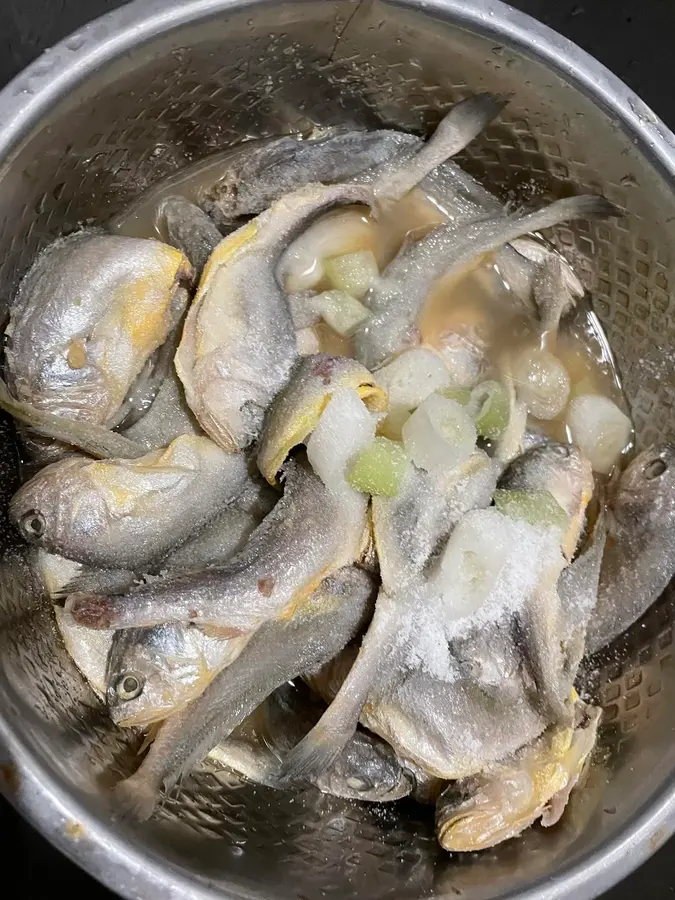 Fried small yellow croaker step 0