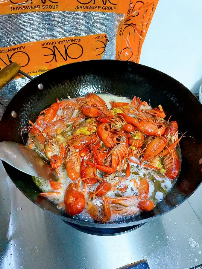 Crayfish with garlic step 0