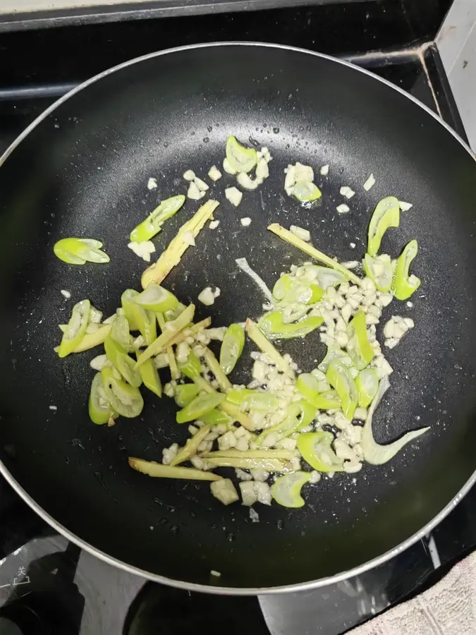 Less oily version of garlic crayfish tails step 0