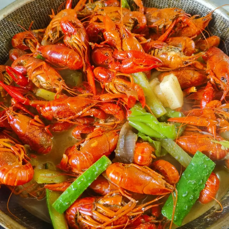 Delicious thirteen spiced crayfish step 0