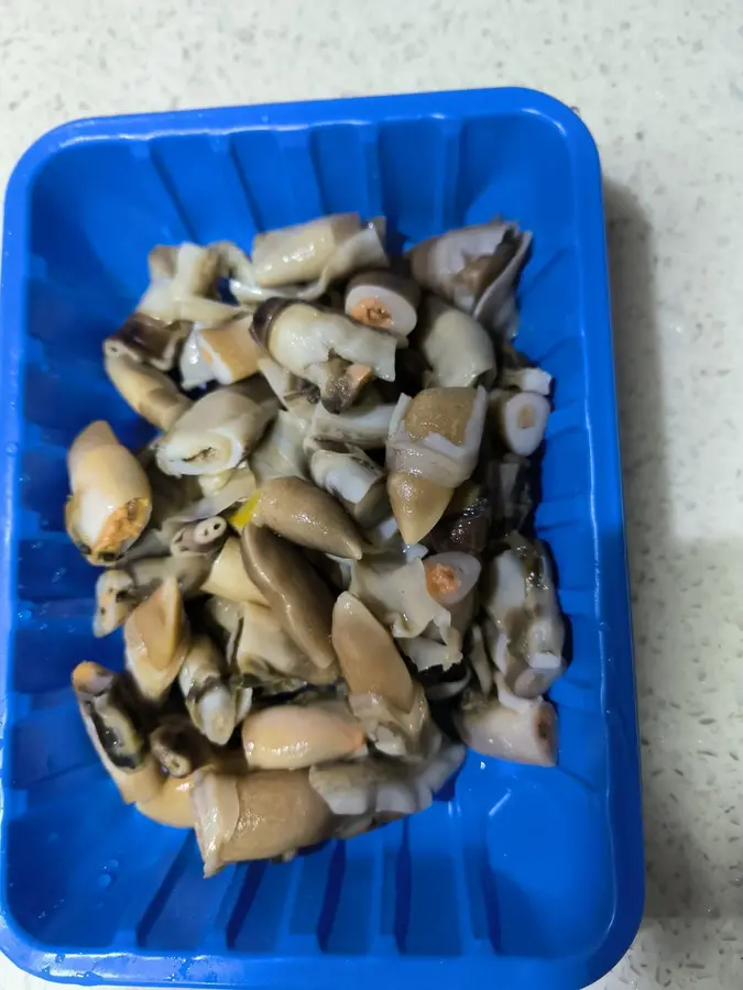 Stir-fried razor clams with shallots step 0