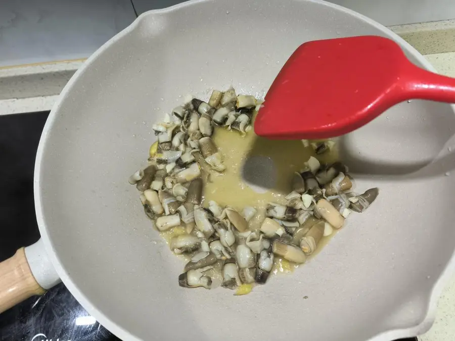 Stir-fried razor clams with shallots step 0