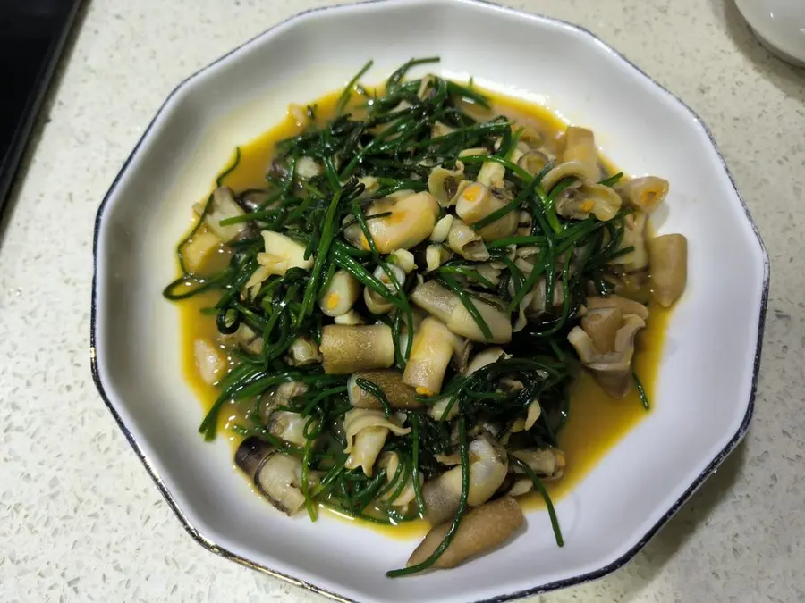 Stir-fried razor clams with shallots step 0