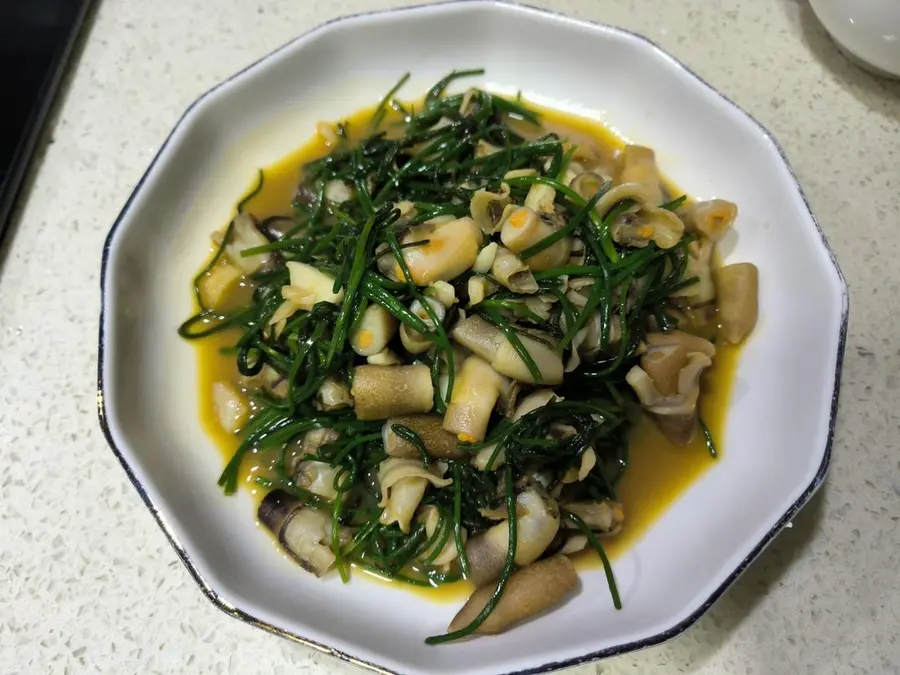 Stir-fried razor clams with shallots