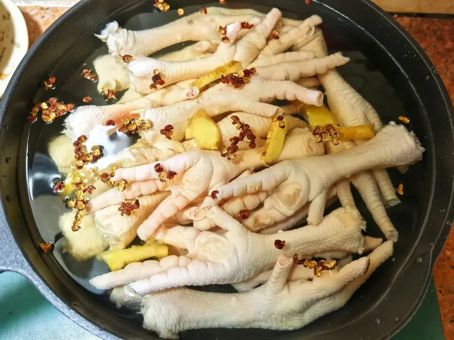 Salt-baked chicken feet step 0