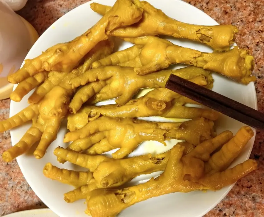 Salt-baked chicken feet