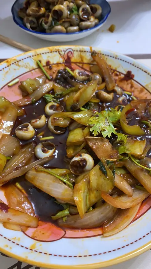 Spicy stir-fried cat's eye snails step 0