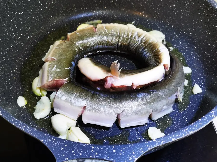 Braised river eel with garlic and perilla step 0