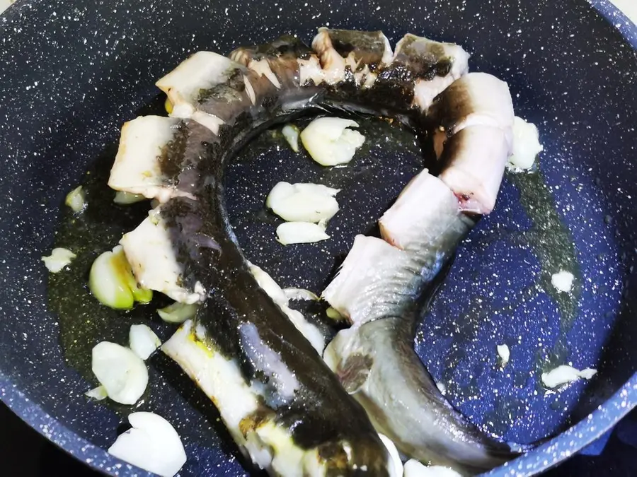 Braised river eel with garlic and perilla step 0