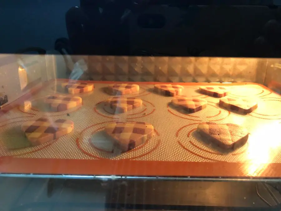 Heart-shaped lattice cookies for Valentine's Day confessions step 0