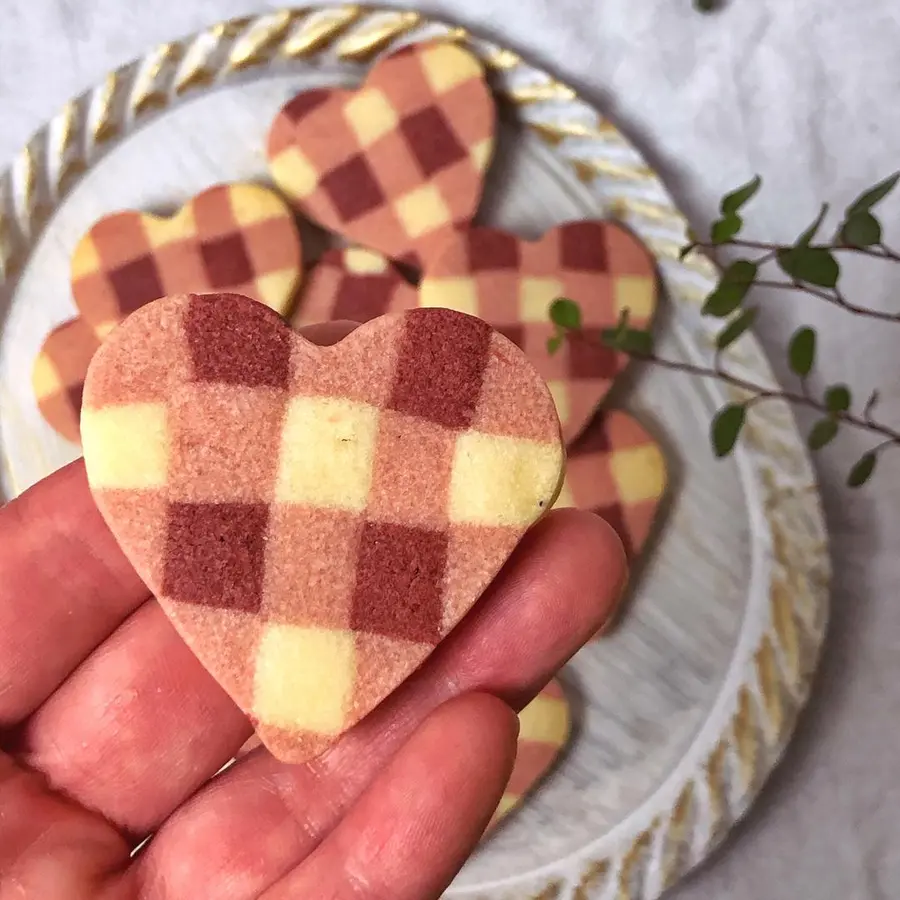 Heart-shaped lattice cookies for Valentine's Day confessions step 0