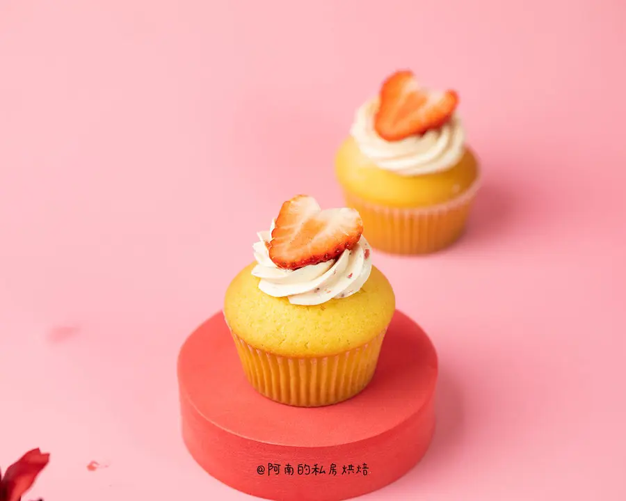 ã€Valentine's Day Specialã€‘Heavy cream strawberry cupcakes step 0