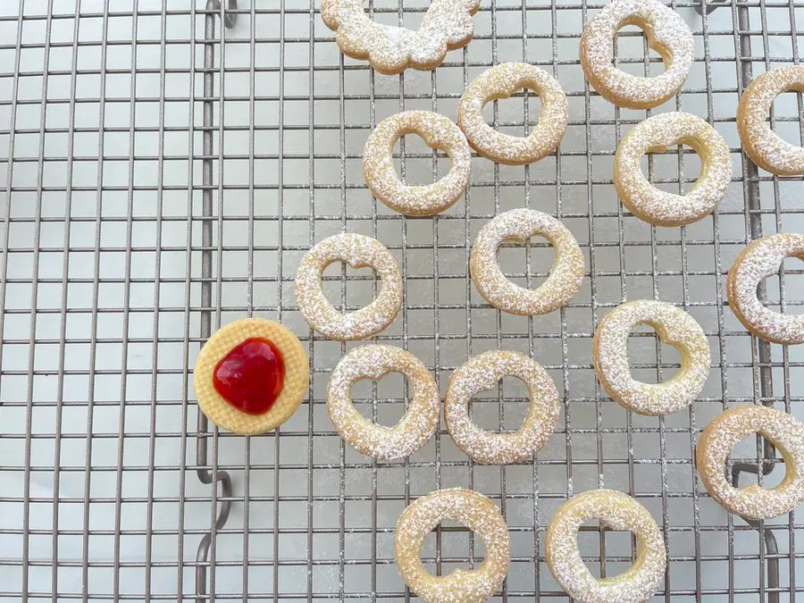 New Year's dessert|Valentine's Day gift|Love strawberry jam  sandwich biscuits step 0