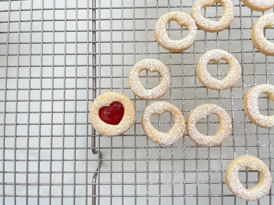 New Year's dessert|Valentine's Day gift|Love strawberry jam  sandwich biscuits step 0