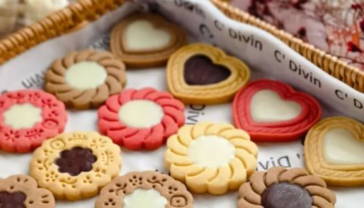 Nice and delicious Valentine's Day cookies  will be in hand with you!