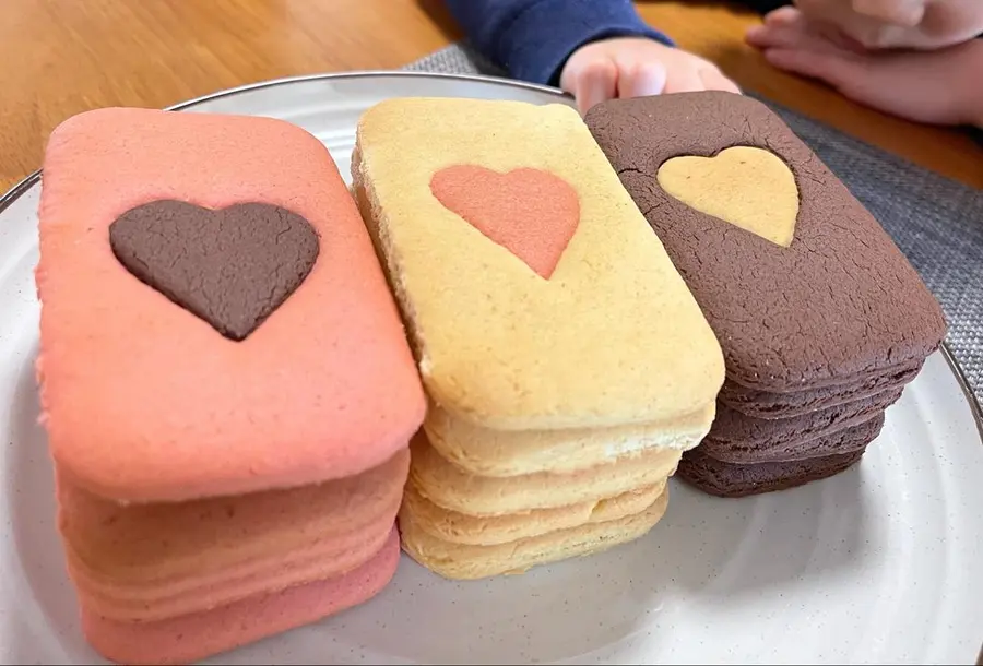 Valentine's Day three-color love cookies step 0