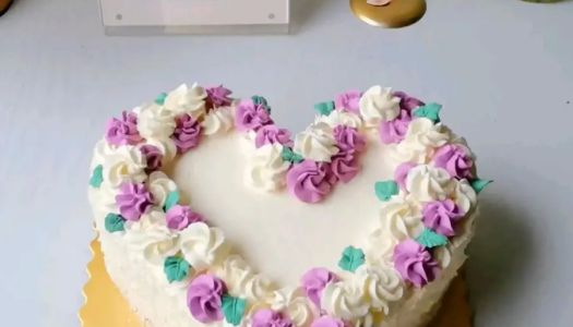 A Valentine's Day cake that will be made when you look at it