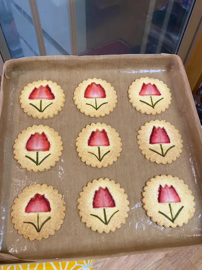 Valentine's Day presents you with romantic  tulip cookies step 0