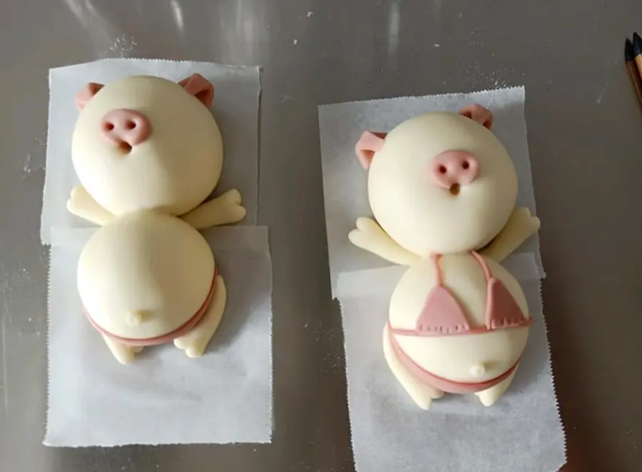 Bikini couple pig cartoon steamed buns step 0