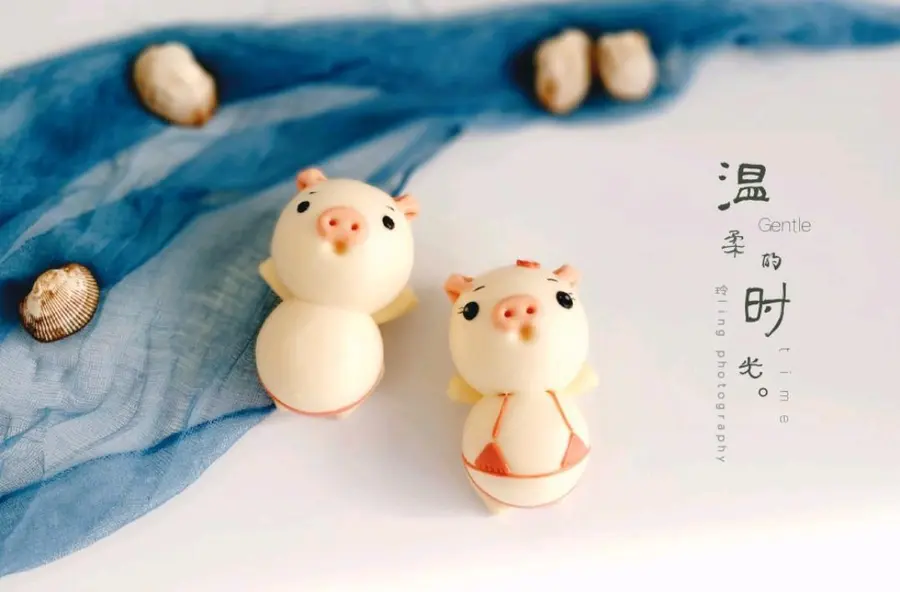 Bikini couple pig cartoon steamed buns