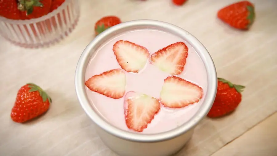 Oven-free  Valentine's Day strawberry yogurt mousse, pink and tender and super romantic step 0