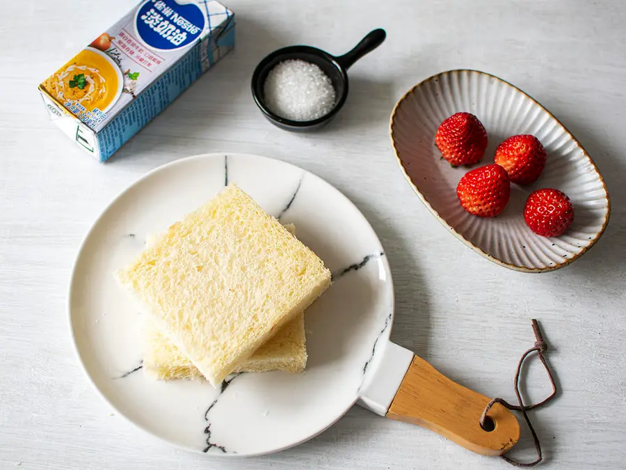 Confession of Love|Heart-shaped strawberry cream sandwich step 0