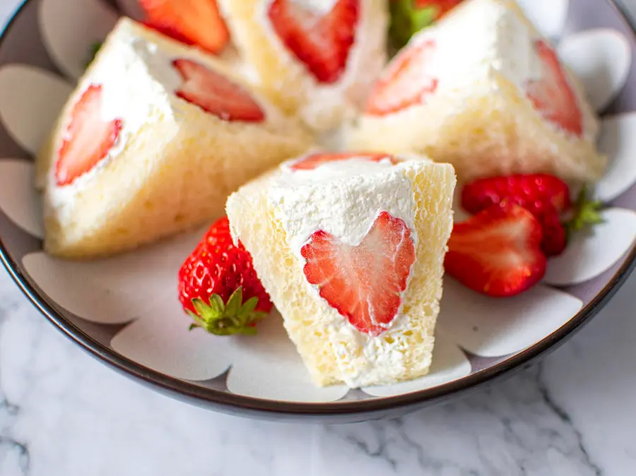 Confession of Love|Heart-shaped strawberry cream sandwich step 0