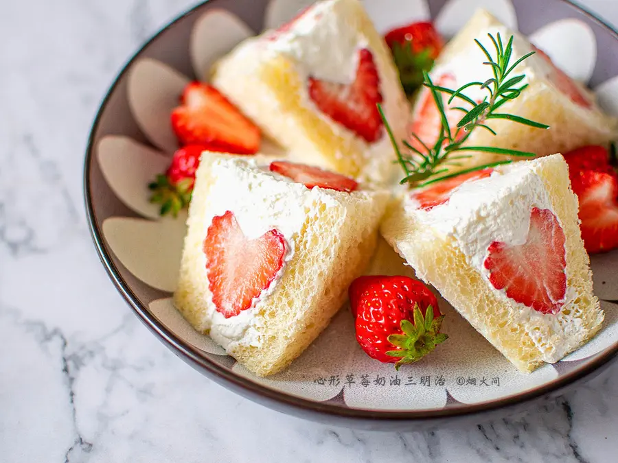 Confession of Love|Heart-shaped strawberry cream sandwich step 0