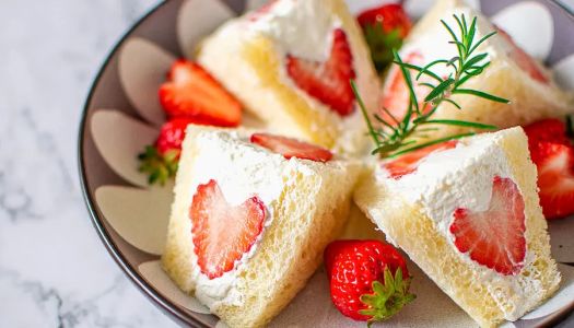 Confession of Love|Heart-shaped strawberry cream sandwich