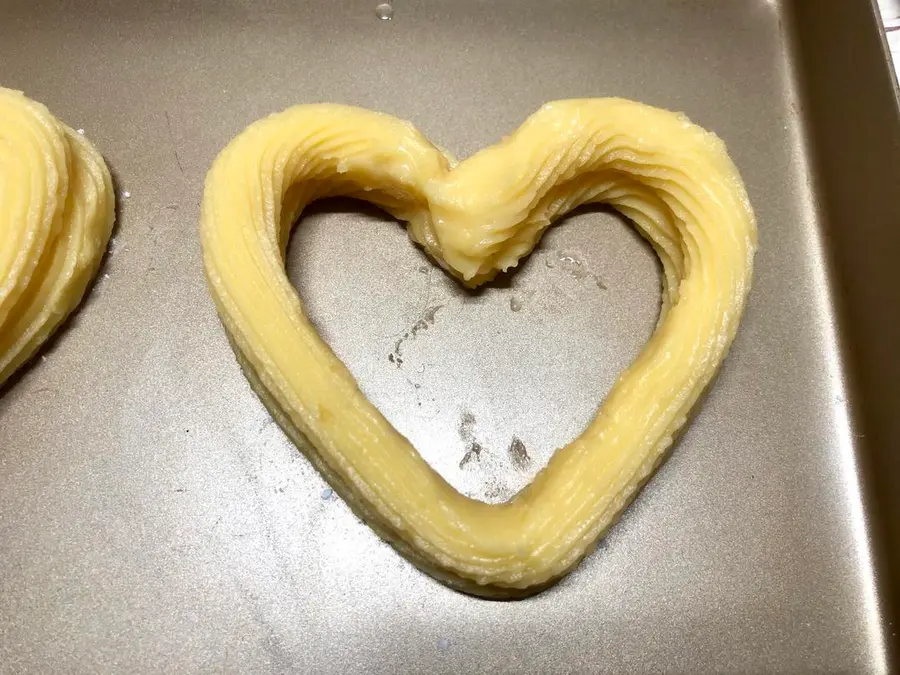 Heart-shaped cream fruit puffs  are exclusively for dessert on Valentine's Day step 0