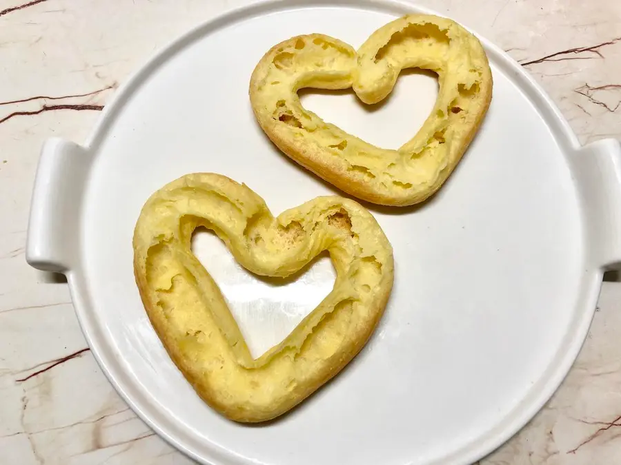 Heart-shaped cream fruit puffs  are exclusively for dessert on Valentine's Day step 0