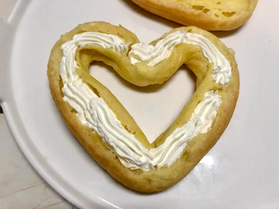 Heart-shaped cream fruit puffs  are exclusively for dessert on Valentine's Day step 0