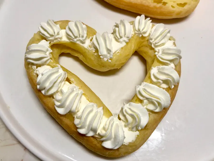 Heart-shaped cream fruit puffs  are exclusively for dessert on Valentine's Day step 0