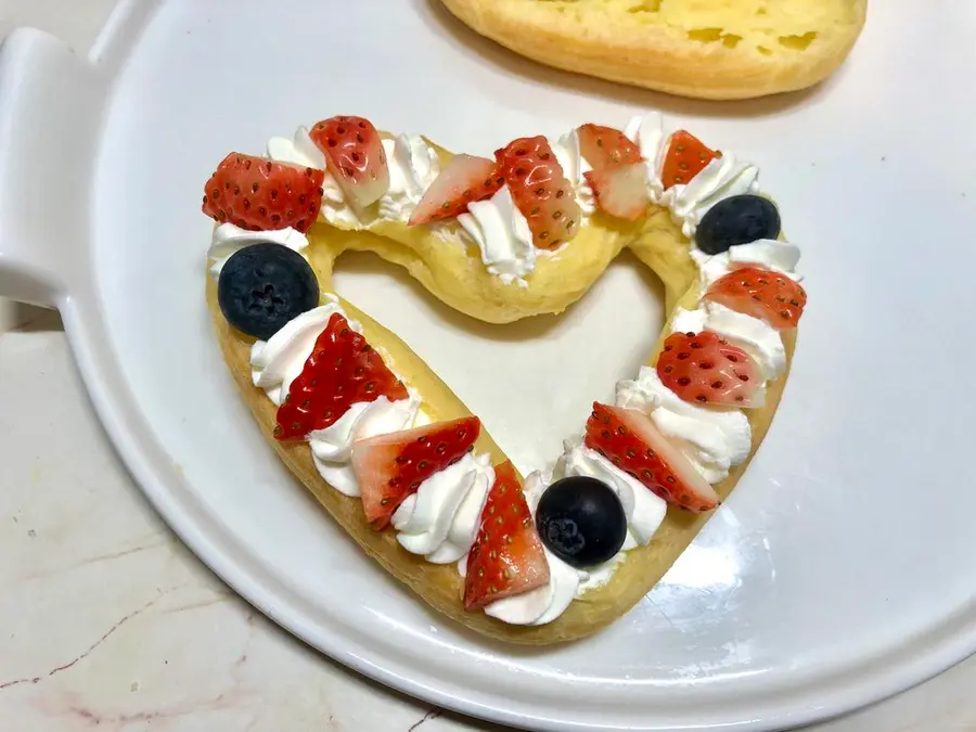 Heart-shaped cream fruit puffs  are exclusively for dessert on Valentine's Day step 0