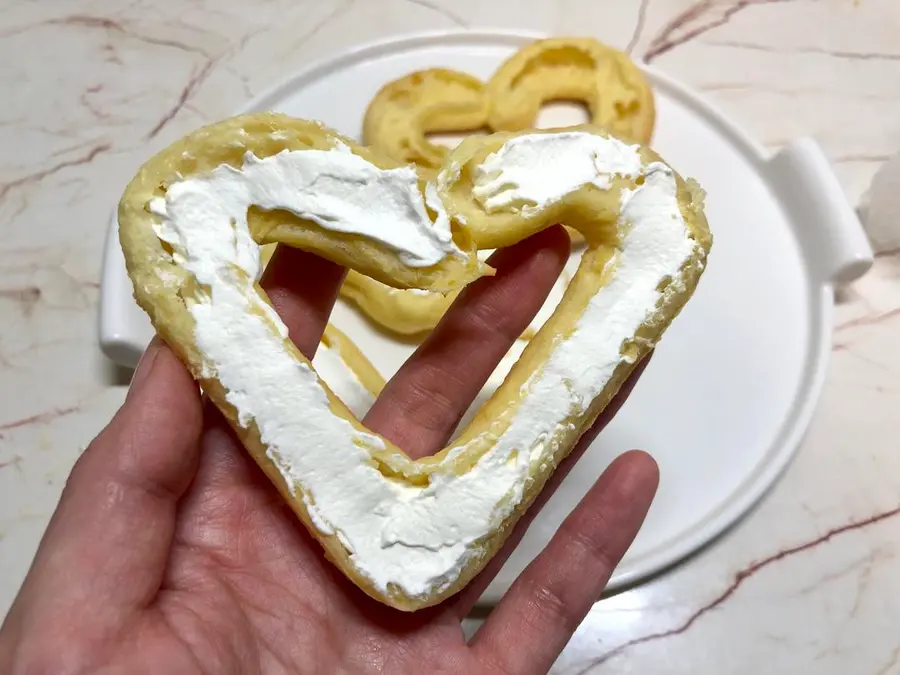 Heart-shaped cream fruit puffs  are exclusively for dessert on Valentine's Day step 0