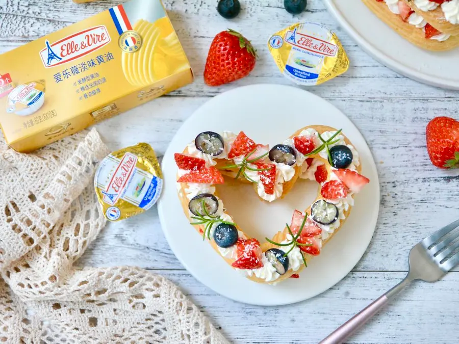 Heart-shaped cream fruit puffs  are exclusively for dessert on Valentine's Day step 0